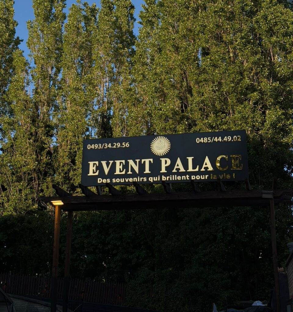 Enseigne dorée Event Palace éclairée au-dessus de l’entrée, chaussée de Gand à Bruxelles