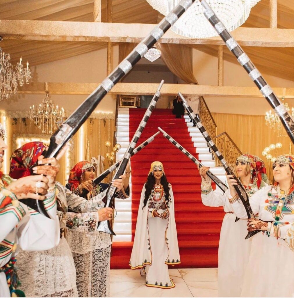 Entrée de la mariée sur l’escalier d’honneur à Event Palace