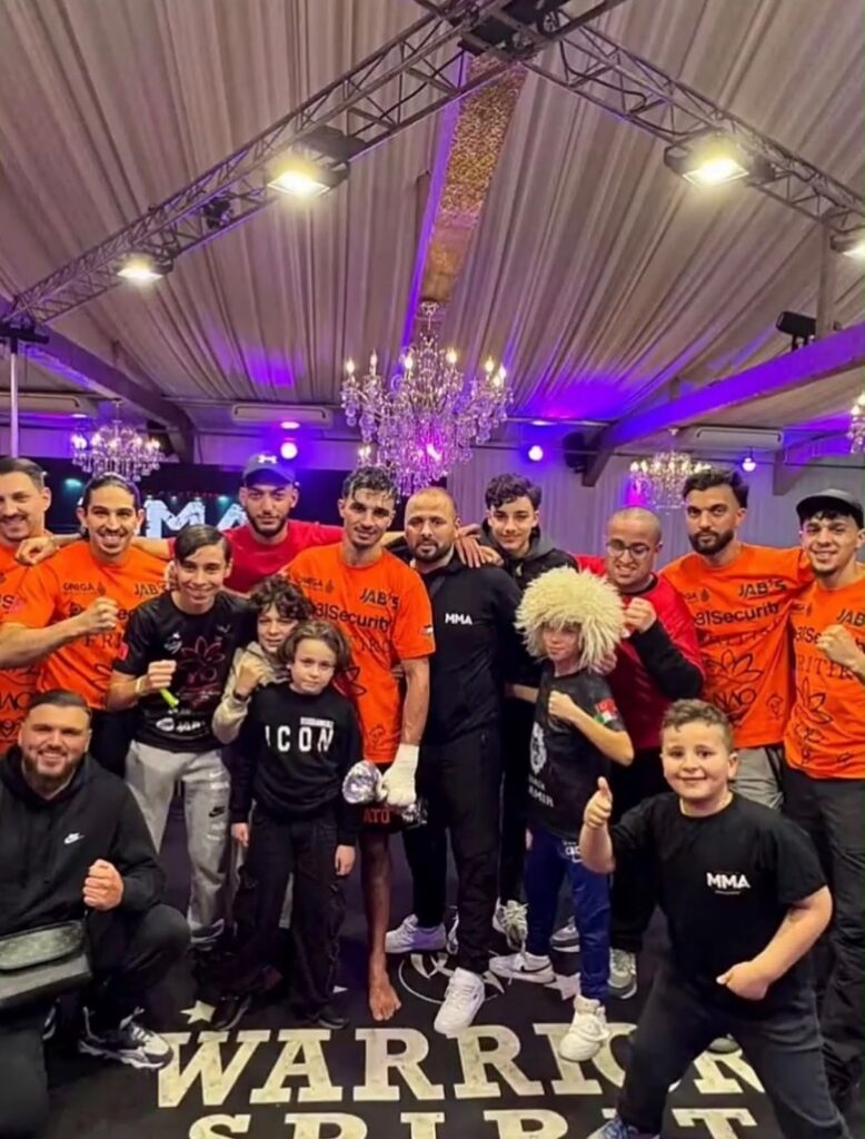 Équipe sportive réunie dans la salle Event Palace