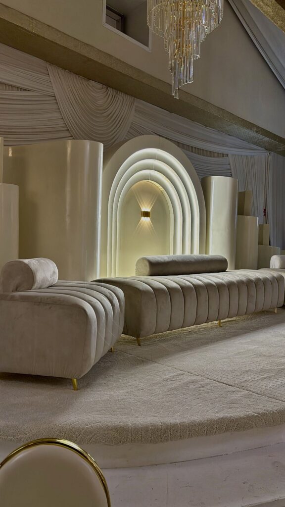 Estrade de cérémonie et banquette en velours à Event Palace