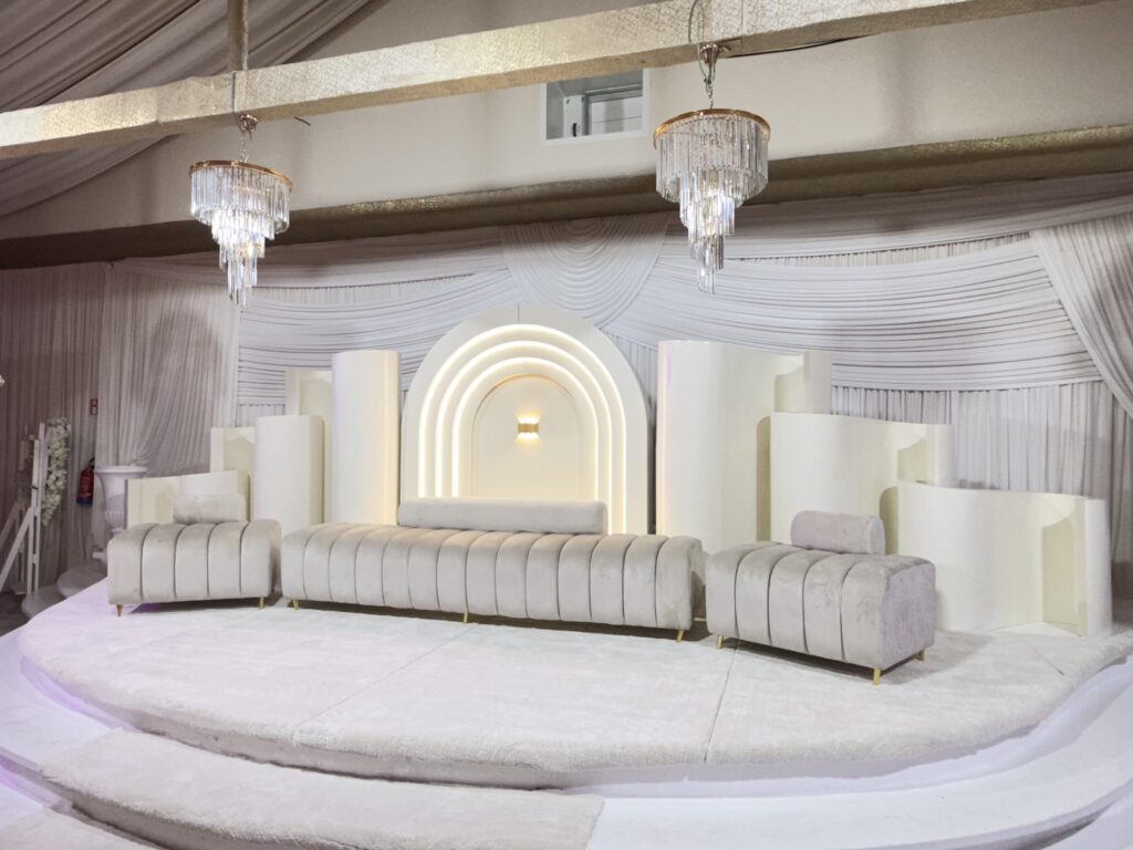 Estrade de mariage éclairée avec banquette en velours à Event Palace