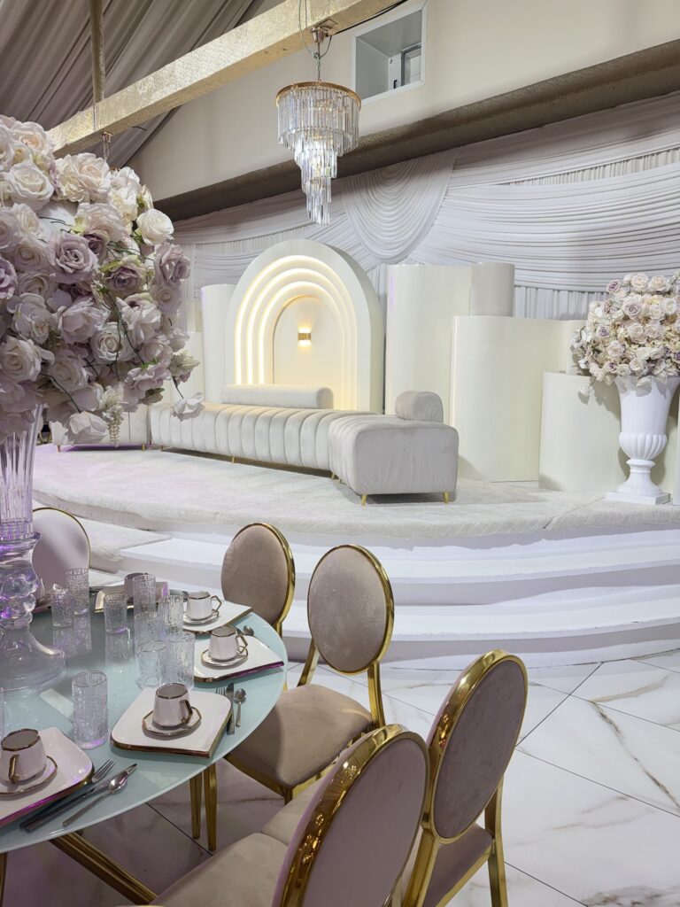 Estrade de mariage fleurie à Event Palace
