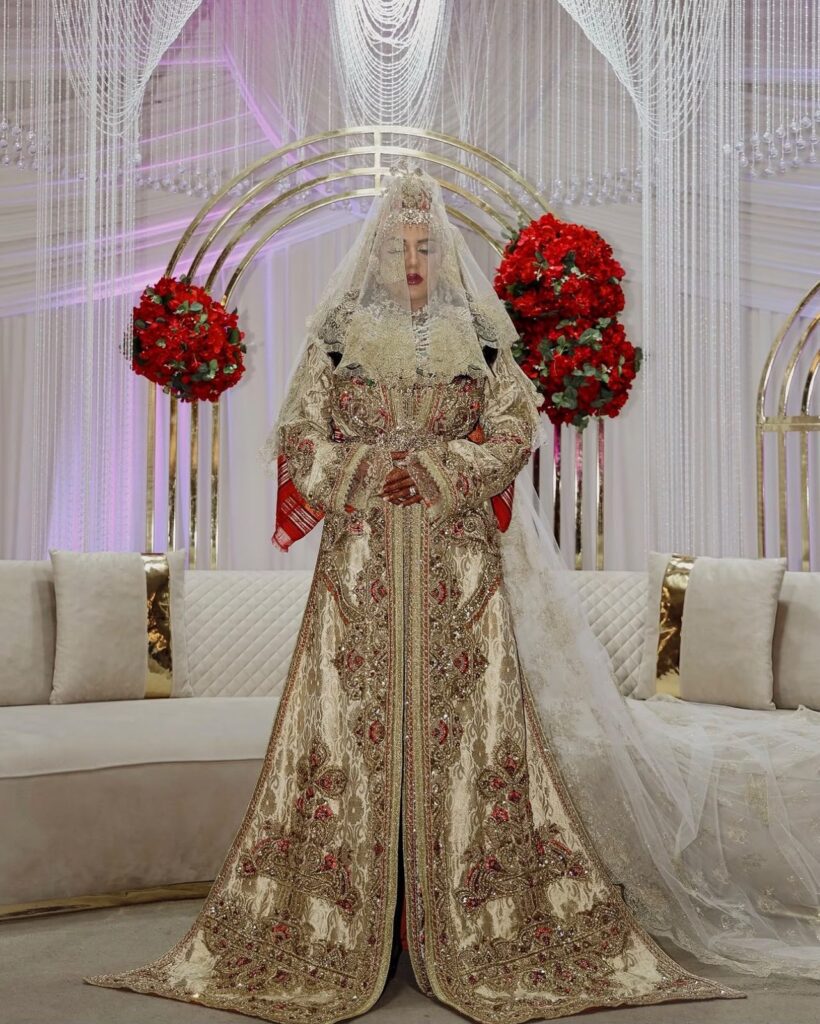 Mariée sur l’estrade au décor floral à Event Palace