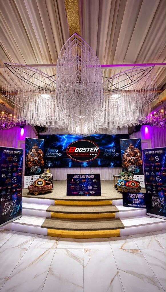 Ring installé dans la salle Event Palace pour un gala de combat