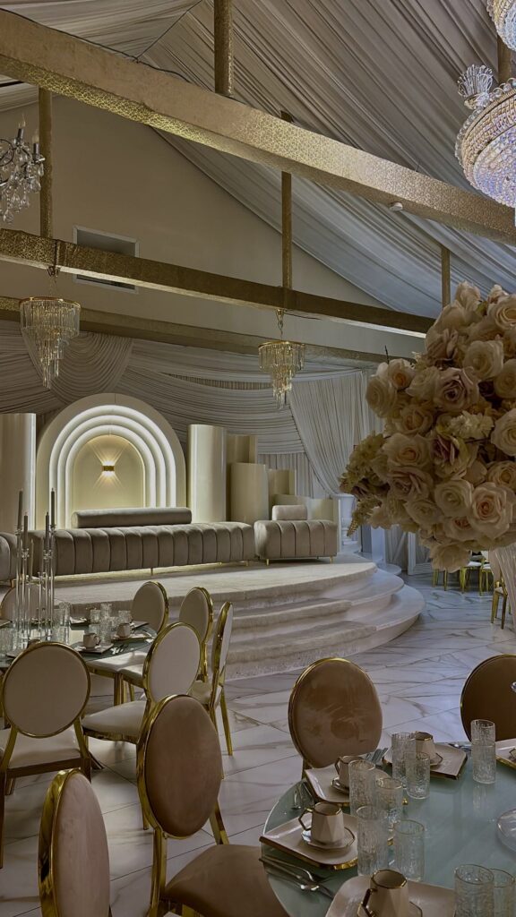 Grande salle de mariage et ses lustres en cristal à Event Palace