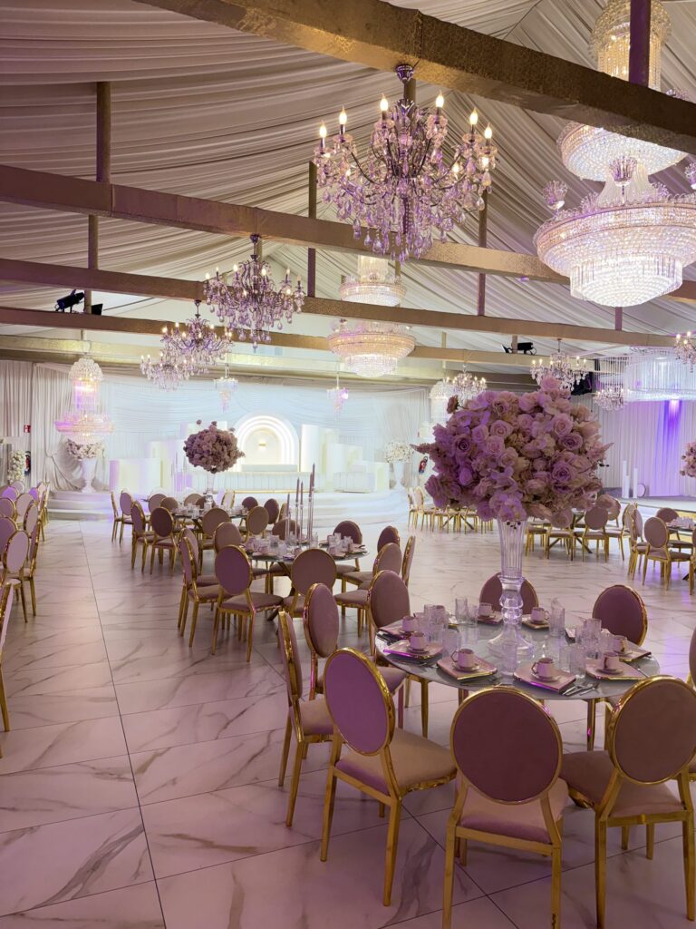 Plafond drapé et lustres en cristal de la salle Event Palace