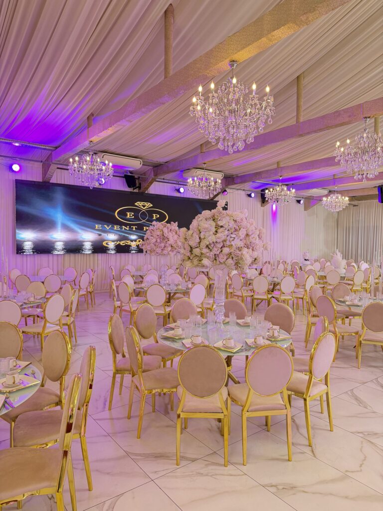 Salle de banquet et ses compositions florales à Event Palace