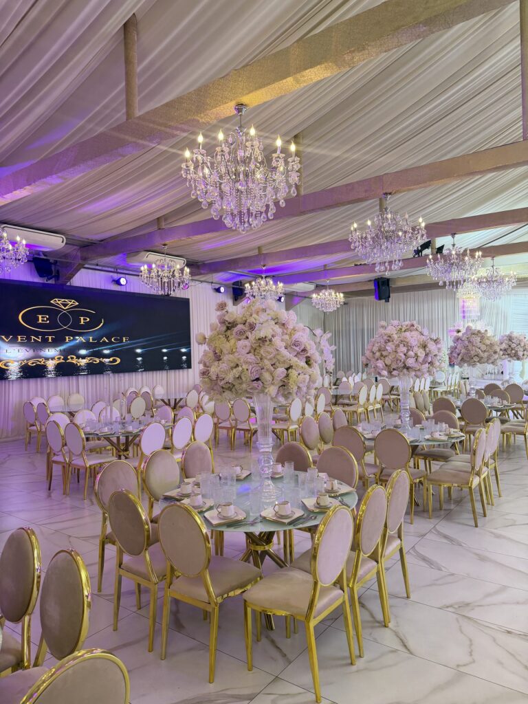 Salle de banquet ornée de roses blanches à Event Palace