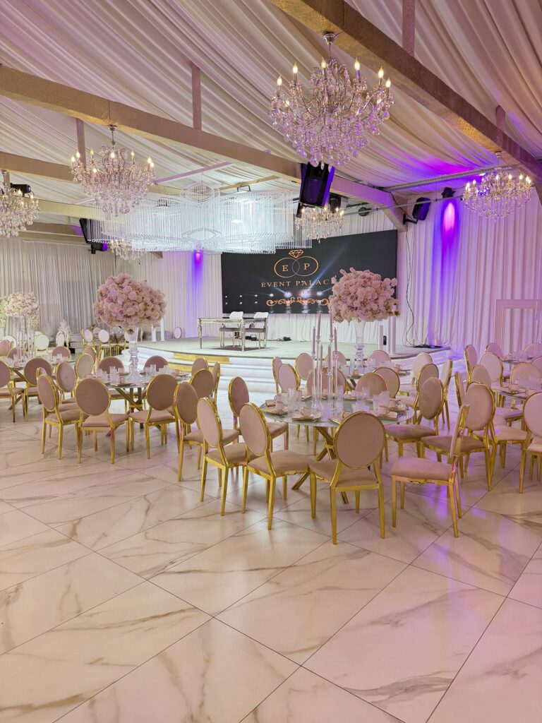 Salle de mariage aux chaises dorées à Event Palace