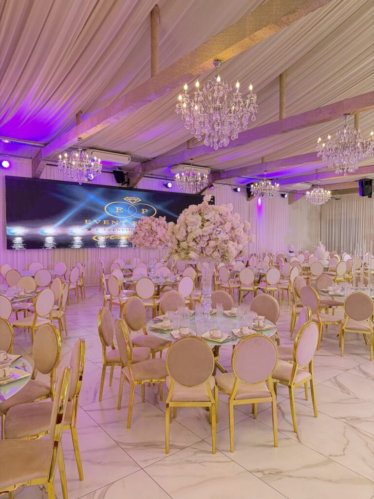 Salle de réception au sol de marbre à Event Palace