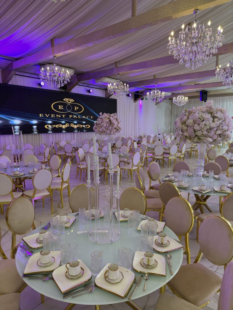 Salle de réception aux tables dressées à Event Palace